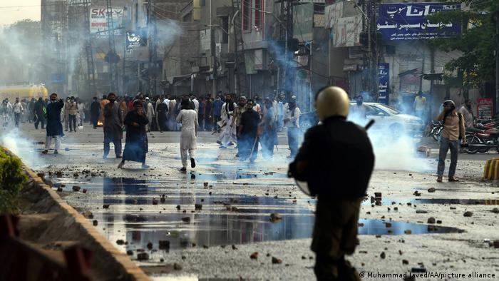 Pakistan Tries to Curb Islamist Extremist Party